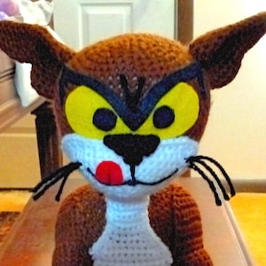 Azrael, um boneco de gato de crochê feito à mão
