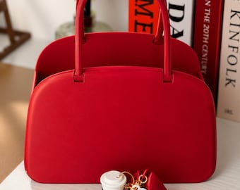 Conjunto inspirado em "O Diabo Veste Prada" com balde de pipoca, chaveiro, bolsa, sapato de salto alto, óculos de sol e xícara de café. Envio rápido para os EUA.