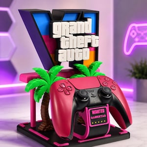 Op de afbeelding: Een 3D-geprinte displaystandaard met een grote letter V en het Grand Theft Auto-logo in witte tekst. De standaard bevat groene palmbomen en een roze en zwarte controllerhouder met een bordje met de tekst WANTED GAMERTAG.