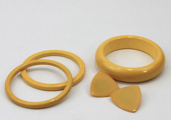 Bakelite Bangle Stack and Guitar Pick Earring Set… - image 3