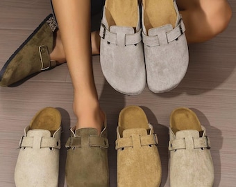Zoccoli da uomo in pelle scamosciata e sughero con punta chiusa, fibbia regolabile, stile mocassino, comfort vintage.