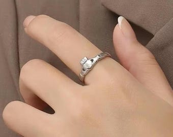 Anello Claddagh irlandese in oro, argento e acciaio inossidabile con cuore e corona, fede nuziale per uomo e donna, simbolo celtico di amore, lealtà e amicizia, regalo.