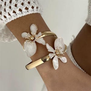 Gold Flower Cuff Bracelet Enamel Floral Bangle Adjustable Summer Jewelry Mothers Day Gift Holiday Bracelet for Women Accessories Pretty