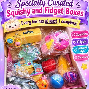 K&ouml;nnte beinhalten: Ein Karton mit verschiedenen Squishy- und Fidget-Spielzeugen, darunter ein gelber, butterf&ouml;rmiger Squishy mit 113g, eine Erdbeere, eine blaue Kugel und ein lila marmoriertes Ei. Der Text auf der Box enth&auml;lt 2 Sisters Lucky Scoops und Unbox the Fun.