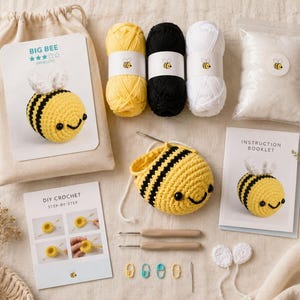 Peut inclure: Un kit de crochet DIY pour une abeille, comprenant des pelotes de laine jaunes, noires et blanches, un crochet et un livret d'instructions. Le kit comprend un petit sac, une abeille crochet&eacute;e et d'autres accessoires.