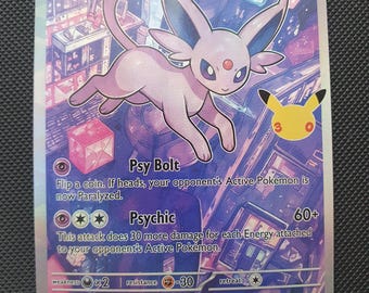 Carta Pokémon Espeon Evolution: ilustración inspirada en el Pokémon inicial, acabado holográfico y texturizado de alta calidad.
