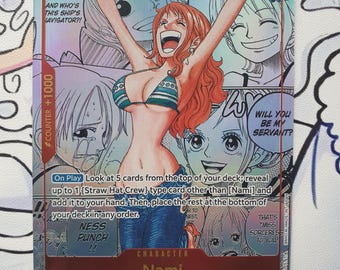 Puede incluir: Una tarjeta coleccionable holográfica con el personaje Nami de la tripulación del Sombrero de Paja. La tarjeta muestra una ilustración vibrante de Nami con los brazos levantados, rodeada de otros retratos de personajes. La tarjeta incluye texto como "Nami" y "Straw Hat Crew".