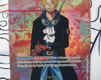 Puede incluir: Una tarjeta coleccionable con Sabo de One Piece. Sabo lleva un abrigo negro, una camisa azul y gafas, sosteniendo un bastón. La tarjeta tiene un fondo dorado con texto japonés y estadísticas de personajes.
