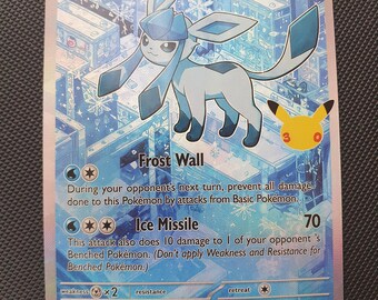 Puede incluir: Una carta coleccionable de Glaceon con 110 HP, que muestra un personaje de tipo hielo azul claro. La carta presenta los ataques Muro de Hielo y Misil de Hielo, debilidad al metal y un coste de retirada de uno. Incluye un logo de Pikachu.