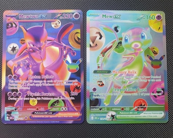 Puede incluir: Dos cartas coleccionables Pokémon holográficas que muestran a Mewtwo EX con 230 HP y Mew EX con 160 HP. La carta de Mewtwo presenta tonos púrpuras y rosas con el texto Photon Bullets y Psychic Powers. La carta de Mew muestra tonos verdes y azules con el texto Memory Helix y Teleportation Burst.