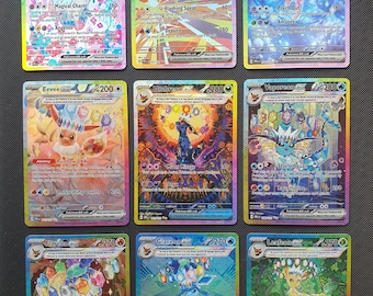 Puede incluir: Una colección de nueve cartas coleccionables Pokemon holográficas dispuestas en una cuadrícula de tres por tres. Cada carta muestra un personaje diferente de la evolución de Eevee con ilustraciones coloridas, ataques y valores numéricos.