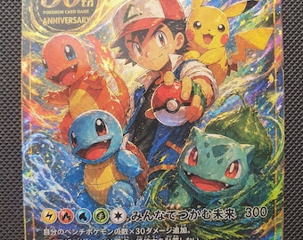 Puede incluir: Una carta coleccionable Pokemon holográfica que muestra a Ash Ketchum sosteniendo una Poké Ball, rodeado de Pikachu, Charmander, Squirtle y Bulbasaur. La carta presenta la marca del 30 aniversario, 300 HP y texto en japonés en el diseño.