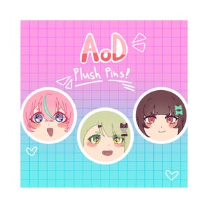 Può includere: Illustrazione di tre spille rotonde in peluche con facce di personaggi in stile anime. Le spille sono ambientate su uno sfondo a griglia rosa e blu con il testo "AoD Plush Pins!" sopra di esse. Ogni spilla presenta un personaggio diverso.