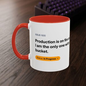 Taza "Producción en llamas" / Regalo divertido para ingenieros de software / Serie Backlog SKU-03 / Taza de café para programadores / Humor de soporte técnico