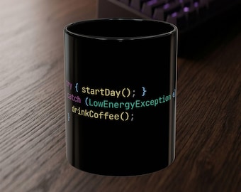 Caneca Sintaxe e Exceções | Caneca de Café com Pouca Energia | Presente Divertido para Programador | Humor de Engenheiro de Software | Caneca para Programador no Modo Escuro |