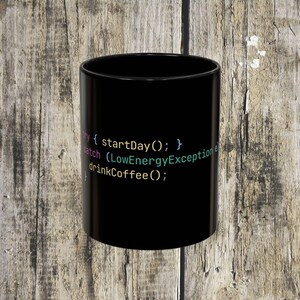 Caneca Sintaxe e Exceções | Caneca de Café com Pouca Energia | Presente Divertido para Programador | Humor de Engenheiro de Software | Caneca para Programador no Modo Escuro |