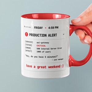 Divertente tazza con avviso di produzione del venerdì / Tazza da caffè con errore del server 500 per ingegneri DevOps / Regalo di compleanno per colleghi reperibili