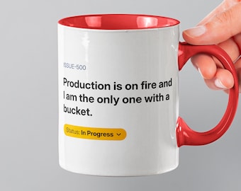 Caneca "Produção em Chamas" | Presente Divertido para Engenheiro de Software | Série Backlog SKU-03 | Caneca de Café para Programador | Humor de Suporte de TI
