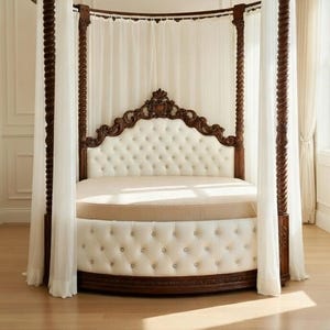 Handsnidad rund himmelsäng i massiv teak | Italiensk möbelstil, klädd huvudgavel