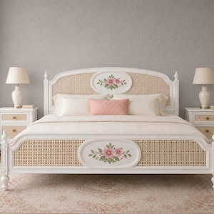 Antikes französisches Landhausbett aus Rattan | Handbemaltes Teakholz-Bettgestell | Vintage-Schlafzimmermöbel