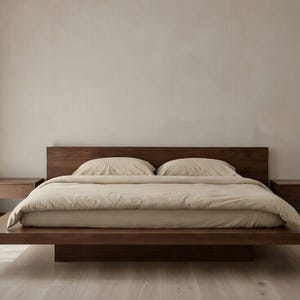 ミニマルな無垢チーク材プラットフォームベッド - モダンなジャパンディ風ロープロファイルフローティングベッドフレーム