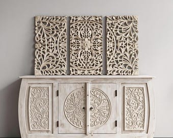 Consolle in teak massello bianco anticato, intagliata a mano, con pannelli decorativi a parete abbinati.