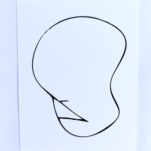Peut inclure: Un dessin au trait noir et blanc d'un visage de profil. Le visage est simple et abstrait, avec une tête arrondie et une seule ligne pour la bouche.