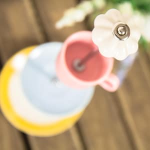 klein und niedliche Etagere aus Vintage Melitta Puppenhausgeschirr