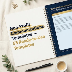 Può includere: Un quaderno aperto a spirale con il titolo "Non-Profit Communications Templates - 55 Ready-to-Use Templates" in blu navy e oro. Una penna nera e una tazzina di caffè sono accanto al quaderno.