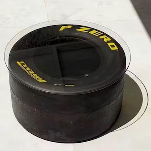 Puede incluir: Un conjunto de tres botes de cerámica con tapas, con un diseño floral azul y blanco. El más grande mide aproximadamente 20 cm de altura. El diseño incluye elementos florales y geométricos.