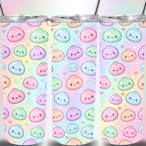 以下が含まれることがあります： カラフルなデザインのステンレス製タンブラー3個セット。タンブラーは、パステルカラーの笑顔の漫画の餃子の繰り返し模様で、星のアクセントが付いた虹色のグラデーションの背景が特徴です。各タンブラーには、シルバーの蓋とストローが付いています。