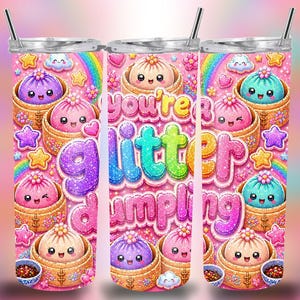 Könnte beinhalten: Rosafarbener Becher mit einem farbenfrohen Design mit lächelnden Knödeln, Regenbogen, Sternen und dem Text "You're a Glitter Dumpling". Der Becher hat einen silbernen Deckel und einen Strohhalm.