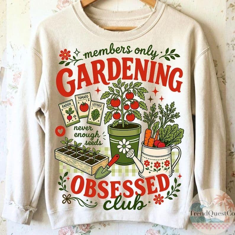 Puede incluir: Sudadera crema con un dise&ntilde;o de jardiner&iacute;a. El dise&ntilde;o incluye las palabras "members only GARDENING OBSESSED club" en rojo y verde, junto con ilustraciones de verduras, sobres de semillas y herramientas de jardiner&iacute;a.