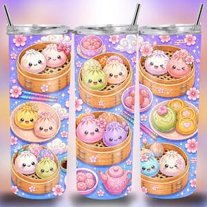 Pode incluir: Um copo com um design extravagante com bolinhos de desenho animado em vaporizadores de bambu, rodeados por flores cor-de-rosa e pauzinhos. O copo tem uma tampa prateada e uma palhinha preta, com um fundo roxo.