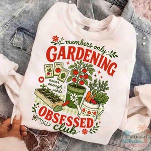 Puede incluir: Sudadera blanca de cuello redondo con tem&aacute;tica de jardiner&iacute;a. El dise&ntilde;o incluye las palabras "members only GARDENING OBSESSED club" en rojo y verde, junto con ilustraciones de verduras, paquetes de semillas y herramientas de jardiner&iacute;a.