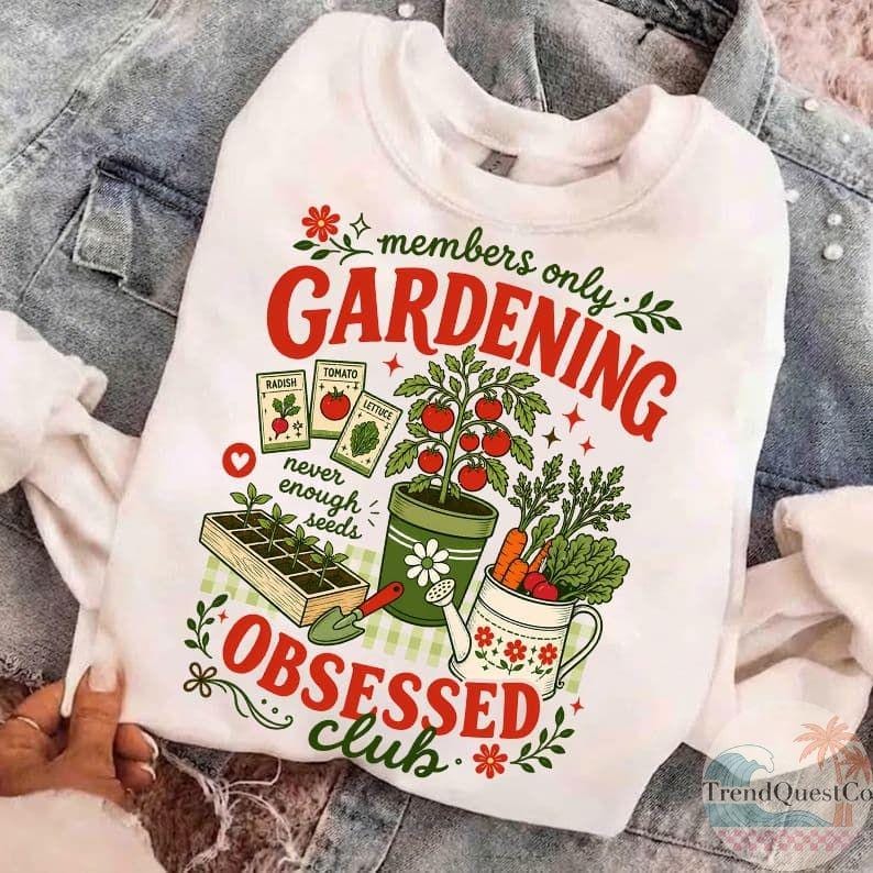 Puede incluir: Sudadera blanca de cuello redondo con tem&aacute;tica de jardiner&iacute;a. El dise&ntilde;o incluye las palabras "members only GARDENING OBSESSED club" en rojo y verde, junto con ilustraciones de verduras, paquetes de semillas y herramientas de jardiner&iacute;a.