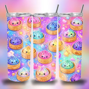 Puede incluir: Tres vasos de acero inoxidable con un diseño colorido y caricaturesco. Los vasos presentan un patrón repetido de empanadillas sonrientes en cestas de madera sobre un fondo vibrante en forma de galaxia con estrellas y corazones.