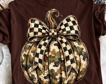 Preppy Camo Pumpkin Western PNG, Kariertes rustikales Herbst-Flair mit verspielter Schleife, Camouflage-Kürbis-Design PNG, Camouflage-Shirt für die gemütliche Jahreszeit