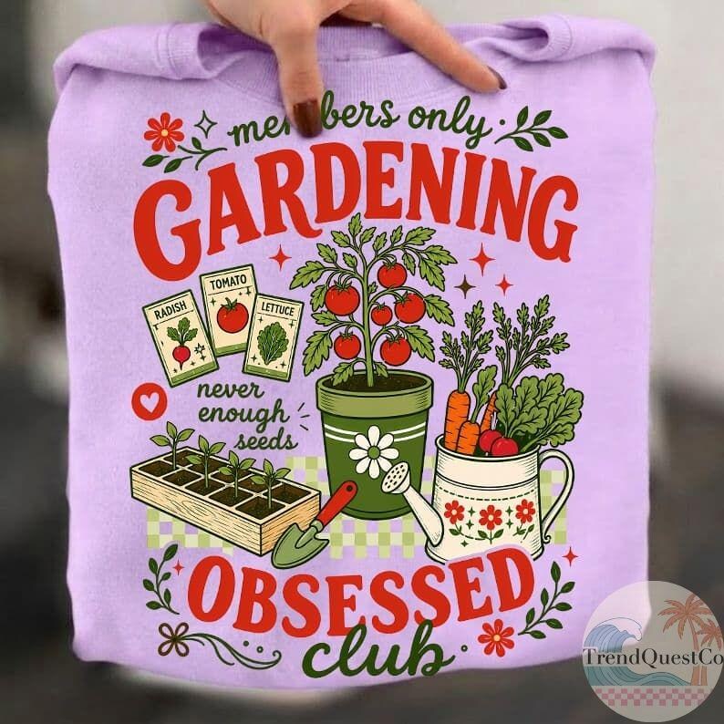 Puede incluir: Una sudadera lila con un dise&ntilde;o de jardiner&iacute;a. El gr&aacute;fico incluye las palabras "members only GARDENING OBSESSED club" en rojo y verde, junto con ilustraciones de verduras, sobres de semillas y herramientas de jardiner&iacute;a.