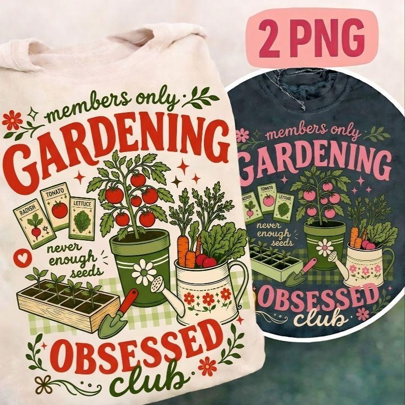 Puede incluir: Dos camisetas con dise&ntilde;os de jardiner&iacute;a. Una es de color crema, la otra azul oscuro. Ambas presentan el texto "members only GARDENING OBSESSED club" con ilustraciones de plantas de tomate, sobres de semillas y regaderas.