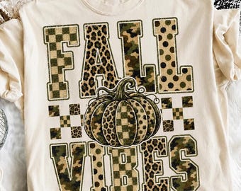 Kürbis im Western-Stil mit Preppy-Camouflage-Herbst-Vibes (PNG), Karierte Camouflage-Herbst-Vibes mit verspielter Schleife im Used-Look, Camouflage-Kürbis-Design, Gemütliche Camouflage-Saison