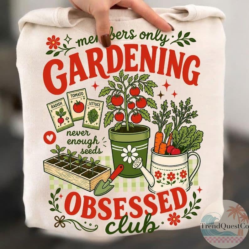 Puede incluir: Sudadera crema con tem&aacute;tica de jardiner&iacute;a. El dise&ntilde;o presenta las palabras "members only GARDENING OBSESSED club" en rojo y verde, junto con ilustraciones de plantas de tomate, paquetes de semillas y herramientas de jardiner&iacute;a.