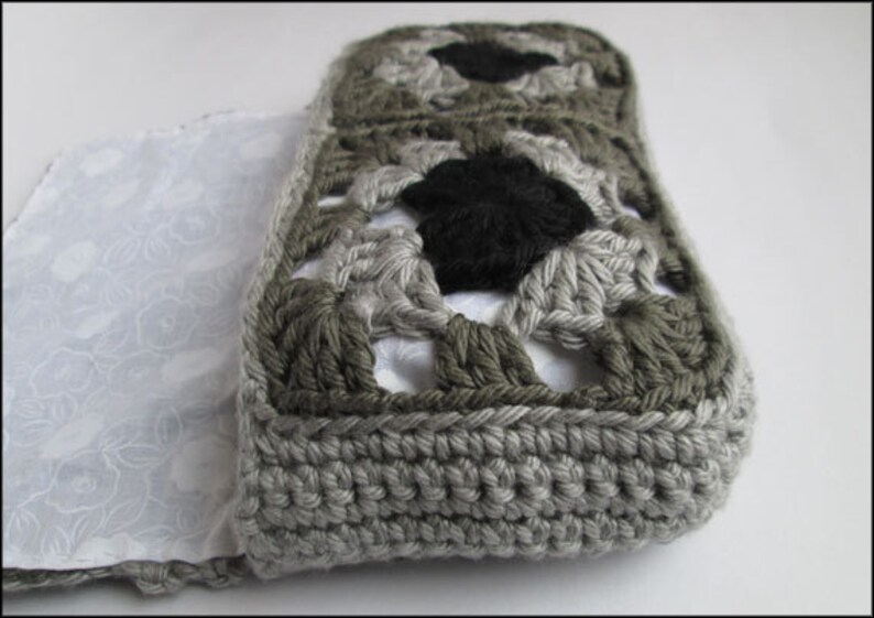 Heart Centered Granny Square Clutch Purse CROCHET PATTERN Handbag Crochet Hook Storage Bag, Pencil Case image 4