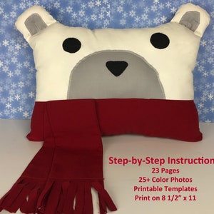 Peut inclure: Un coussin en forme d'ours polaire blanc avec une écharpe rouge. Le coussin est en feutre et a un nez gris et des yeux noirs. L'écharpe a des franges aux extrémités. L'image comprend le texte "Step-by-Step Instructions: 23 Pages 25+ Color Photos Printable Templates Print on 8 1/2" x 11"