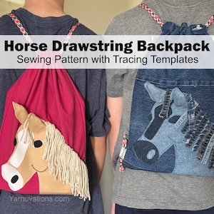 Puede incluir: Dos niños llevando mochilas de cordón con diseños de caballos. Las mochilas están hechas de tela roja y mezclilla. Los diseños de caballos están hechos de recortes de tela y mezclilla. El texto en la imagen dice "Horse Drawstring Backpack Sewing Pattern with Tracing Templates".