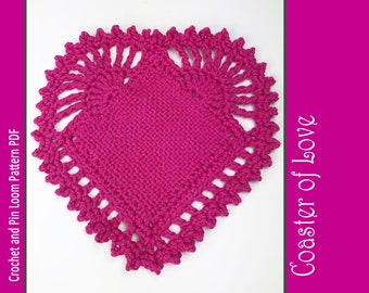 Peut inclure: Un dessous de verre en forme de cœur crocheté rose avec une bordure en dentelle. Le dessous de verre est intitulé "Coaster of Love".