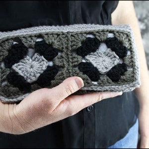 Heart Centered Granny Square Clutch Purse CROCHET PATTERN Handbag Crochet Hook Storage Bag, Pencil Case image 3