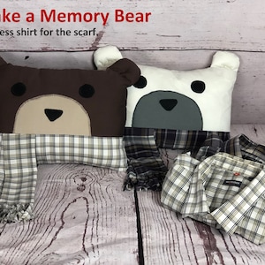 Può includere: Due cuscini a forma di orso della memoria con tessuto marrone e bianco. L'orso marrone ha una sciarpa a quadri. L'orso bianco ha una camicia a quadri. Il testo "Make a Memory Bear" e "Use a dress shirt for the scarf" è sopra i cuscini.
