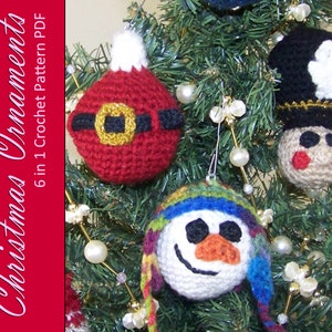 Könnte beinhalten: Sechs gehäkelte Weihnachtsbaumschmuckstücke hängen an einem grünen Weihnachtsbaum. Die Schmuckstücke sind ein Schneemann, ein Weihnachtsmann, ein Soldat und drei weitere Schmuckstücke.