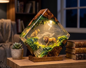Lámpara de noche de resina epoxi con forma de pareja de leones, lámpara de mesa con diorama de animales de madera, escultura artesanal de fauna salvaje de safari, regalo de cumpleaños único para él.